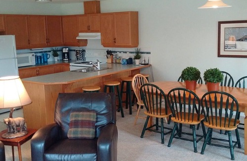 East Kootenay Ski Chalet | Bear Tracks Chalet - Pool Table, Private Hot Tub, Stay 3, Pay for 2 nights