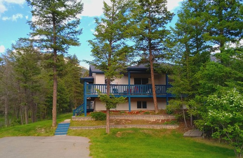East Kootenay Ski Chalet | Bear Tracks Chalet - Pool Table, Private Hot Tub, Stay 3, Pay for 2 nights