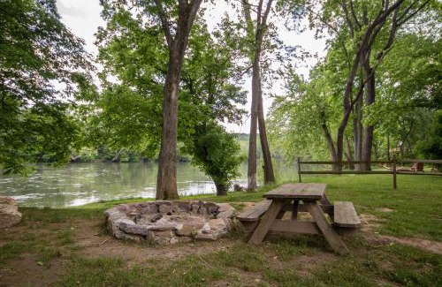 Luray House | Bear Valley- Riverfront with hot tub - Starlink Satellite Wi-Fi