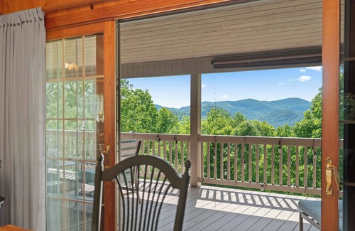 Lake Sequoyah Cabin | Bear View Cabin | Historic Highlands with Beautiful Mountain Views