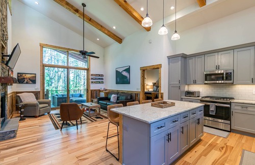 Banner Elk Cabin | Bear Woods Belle - Eagles Nest amenities, fire pit, hot tub, two suites
