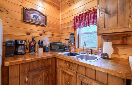 South Bloomingville Cabin | Bearadise Cove: Pet friendly + private couples cabin w/hot tub in Hocking Hills