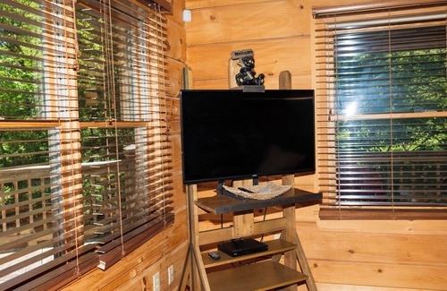 Brasstown Cabin | Bearadise Cabin on 300+ ft of Brasstown Creek: Near John C. Campbell Folk School