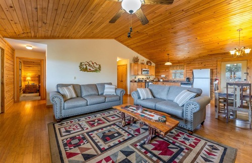 Hendersonville Cabin | Bearadise Log Cabin | 2 Bed, 2 Bath