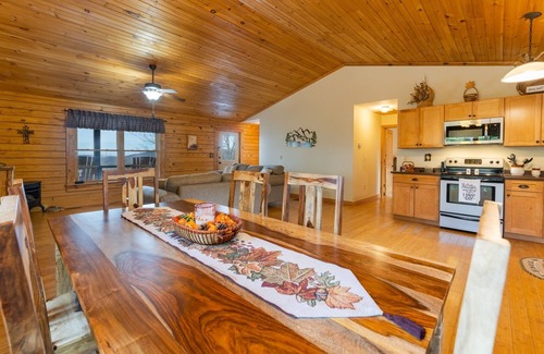 Hendersonville Cabin | Bearadise Log Cabin | 2 Bed, 2 Bath