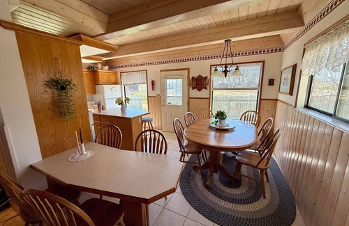 Garden City House | Bearfoot Cottage right on the lake, large lawn and deck, sleeps 19, parks 7