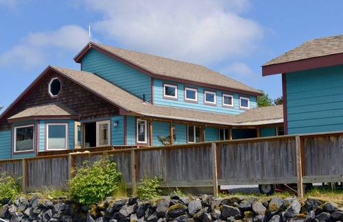 Kodiak Apartment | BEARS, BIRDS, AND WHALES. n Room 1 with a Car