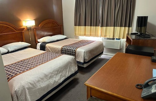 Deep River Hotel | Bears Den Lounge and Motel