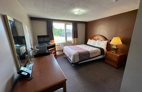 Deep River Hotel | Bears Den Lounge and Motel