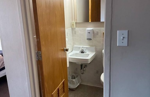 Deep River Hotel | Bears Den Lounge and Motel
