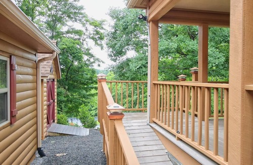 Hayesville Cabin | Bears Eye View - by Chatuge Home Concierge. lake and mountain views