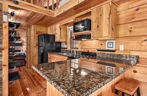 Lake Toxaway Cabin | Bears Folly Cabin is nestled in Lake Toxaway NC. Gated Community!