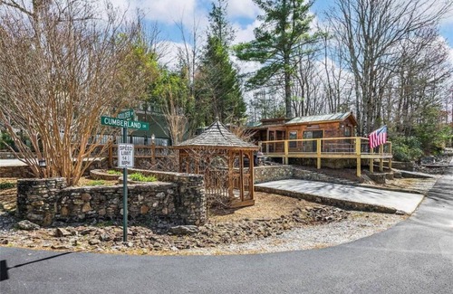 Lake Toxaway Cabin | Bears Folly Cabin is nestled in Lake Toxaway NC. Gated Community!