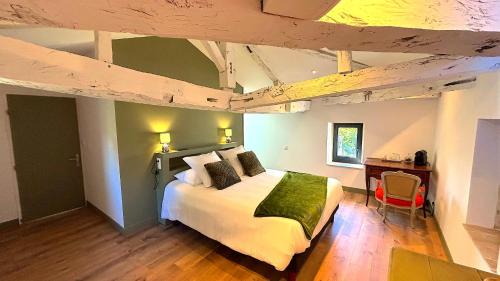 Condom Bed & Breakfast | BEARS N BREAKFAST