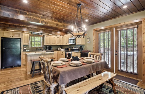 Wears Valley Cabin | Beary Cozy Easy Access 3br/2.5ba All The Charm Of The Smoky Mountains. Free WiFi
