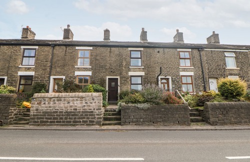 Little Hayfield Cottage | BEAS COTTAGE, pet friendly, with a garden in Hayfield