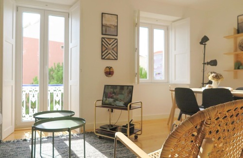 Beato Apartment | Beato Stylish Cozy Apt – Riverside Small Balcony
