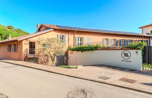 Como Apartment | Beautiful apartment for 4 guests with A/C, WIFI, pool, TV and patio