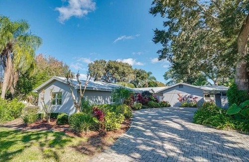 Winter Haven House | Beautiful Lake Front cottage w/heated pool & Hot Tub, 23 miles from Disney