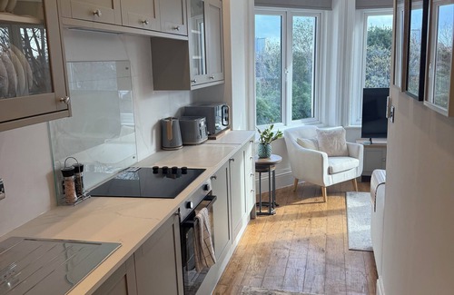 Surbiton Hill Apartment | Beautiful 1-bedroom apartment. Perfect for couples, families, or friends.
