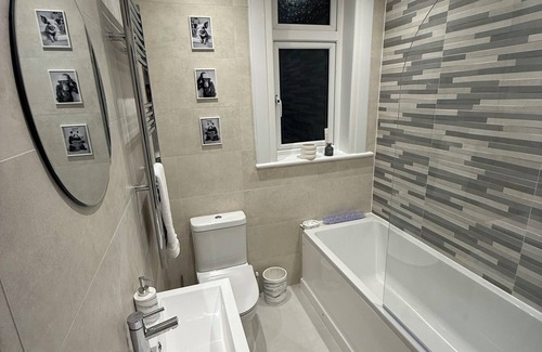 Surbiton Hill Apartment | Beautiful 1-bedroom apartment. Perfect for couples, families, or friends.