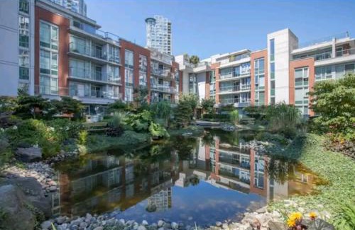 Crosstown Apartment | Beautiful 1 BR in the Heart of Downtown: Parking, Pool & Gym