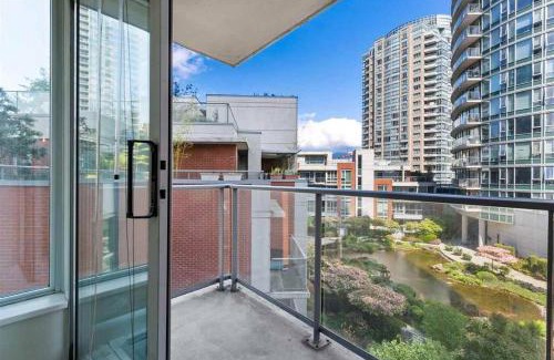 Crosstown Apartment | Beautiful 1 BR in the Heart of Downtown: Parking, Pool & Gym