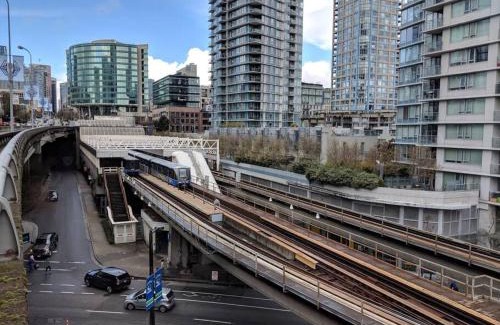 Crosstown Apartment | Beautiful 1 BR in the Heart of Downtown: Parking, Pool & Gym