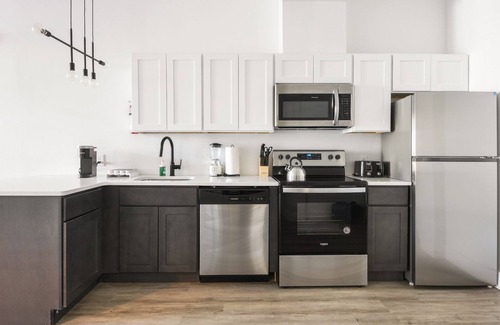 Elizabeth Apartment | Beautiful 1BR Close to Airport 0935
