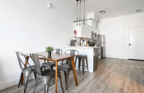 Elizabeth Apartment | Beautiful 1BR Next to Airport 6391