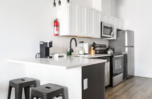 Elizabeth Apartment | Beautiful 1BR Next to Airport 6391
