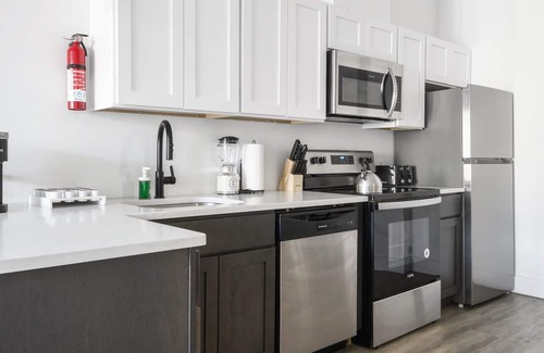 Elizabeth Apartment | Beautiful 1BR Next to Airport 6391