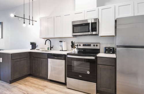 Elizabeth Apartment | Beautiful 1BR Next to EWR 0795