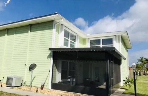 Okeechobee House | Beautiful 2/2 townhome across from world class Lake Okeechobee Bass fishing !