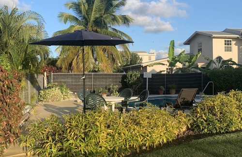 Green Garden Apartment | Beautiful 2 bed 2 bath town-house with pool and sea views.