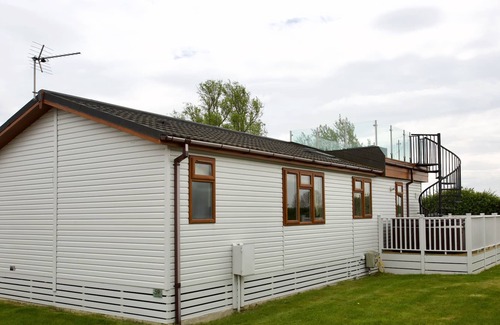 Stretham House | Beautiful 2-Bed lodge with hot tub and saunain Ely