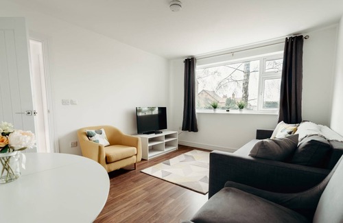 Hinckley Apartment | Beautiful 2 bed + sofabed, parking, nr station/hospital next to Hinckley centre