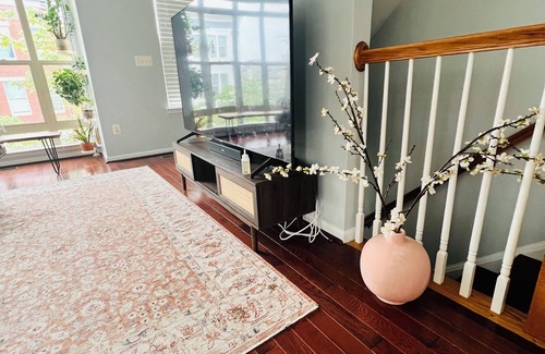Inner Harbor House | Beautiful 2-bedroom townhome in innerharbor Baltimore with parking.