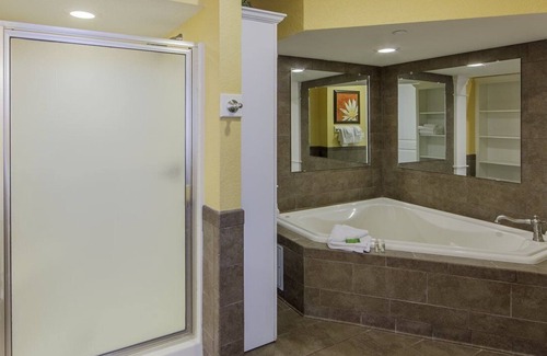 Conroe Apartment | Beautiful 2 bedroom unit at resort, sleeps 6
