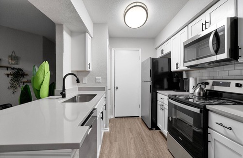 University Hills and Windsor Park Apartment | Beautiful 2BD/1BA in University Hills 9376