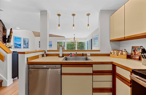 Central Vermont- Killington Condo | Beautiful 2BR/2BA Fall Line Condo w/Mountain Views, Pool, Hot Tub, Sauna, Shuttle. G6B