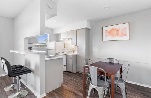 North University Apartment | Beautiful 2BR/2BA in Hydepark 5273