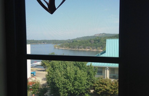 Hollister Condo | Beautiful 2BR/2BA Penthouse Condo Overlooking Table Rock Lake!
