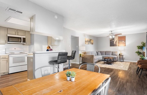 Hancock Apartment | Beautiful 2BR 5 Mins to UT 9918