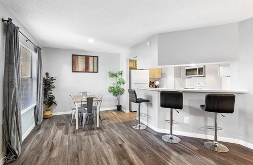 Hancock Apartment | Beautiful 2BR 5 Mins to UT 9918