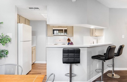 Hancock Apartment | Beautiful 2BR 5 Mins to UT 9918