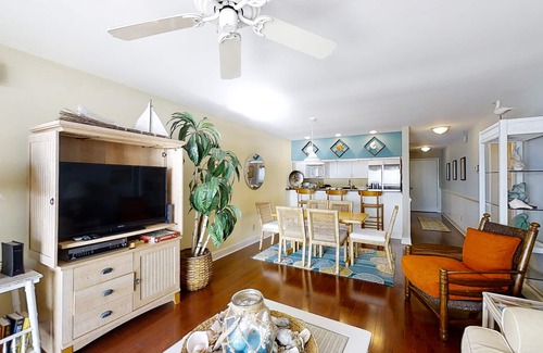 Pine Knoll Shores Condo | Beautiful 2nd-Floor Condo Overlooking Beach w/Free WiFi, Balcony, Full Kitchen
