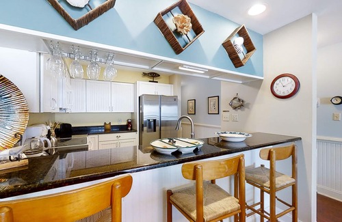 Pine Knoll Shores Condo | Beautiful 2nd-Floor Condo Overlooking Beach w/Free WiFi, Balcony, Full Kitchen