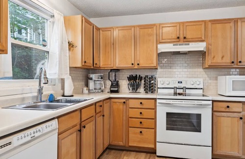 Seward Apartment | Beautiful 3 Bed/1 Bath Duplex in a quiet neighborhood near downtown Minneapolis