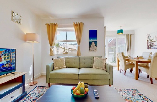 Eccles House | Beautiful 3 Bed Semi-detached House With Driveway and Garden, King's Hill